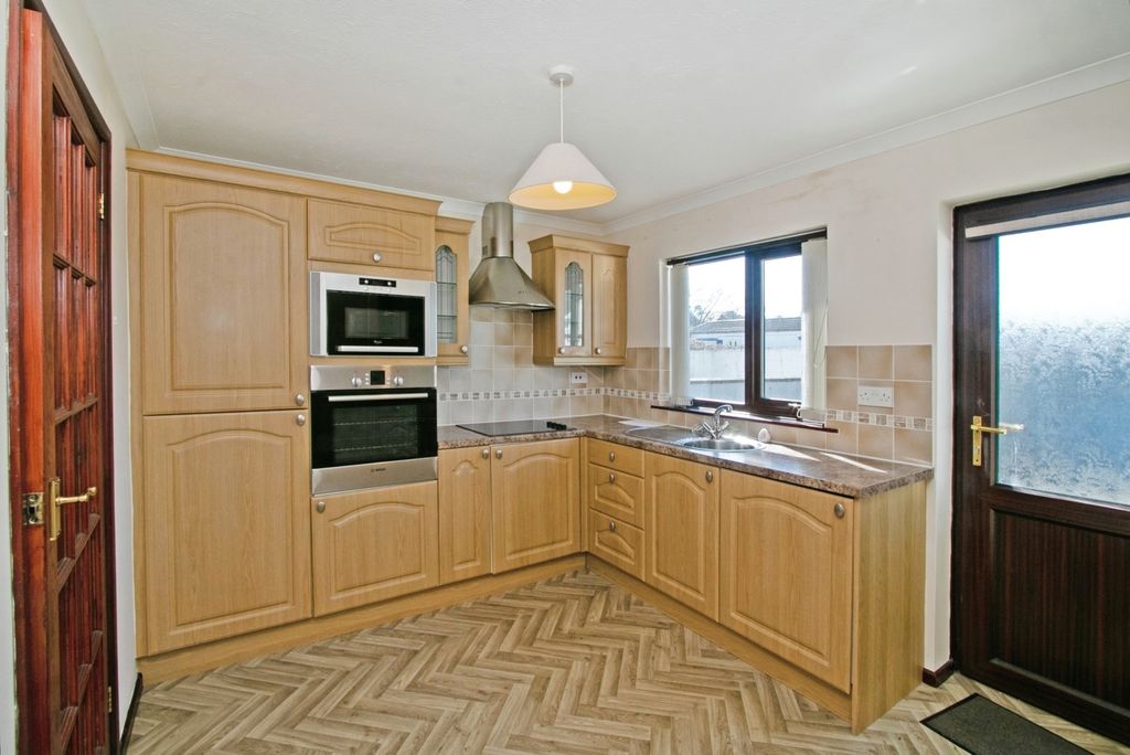 Property photo 3 of 8 Kitchen