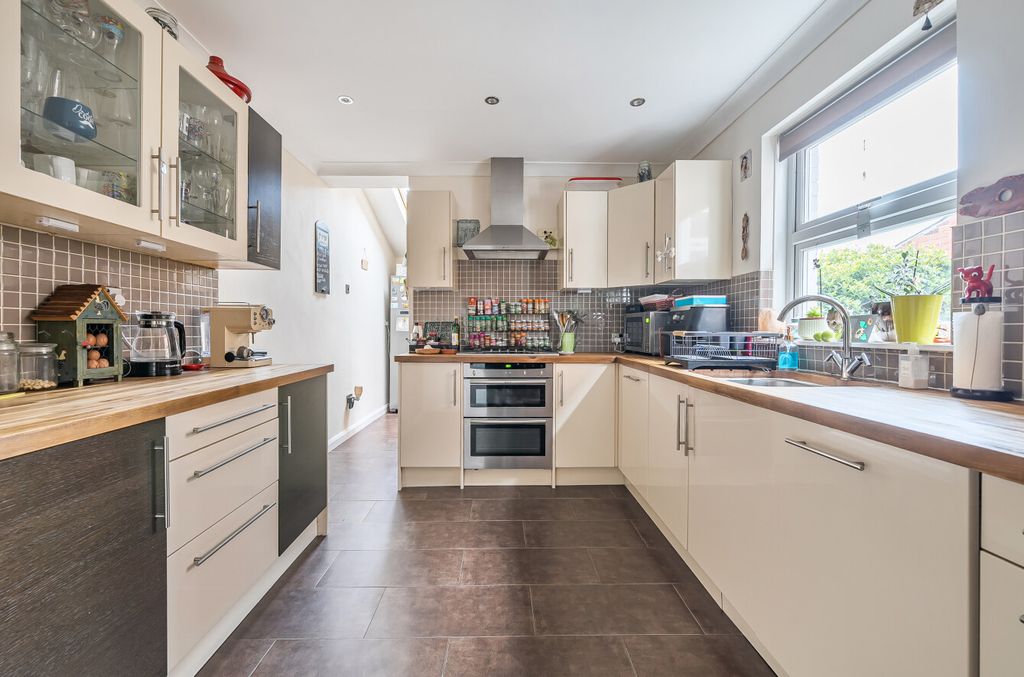 Property photo 3 of 15 1374111-12-69023c...