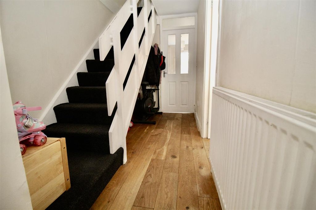 Property photo 2 of 16 Entrance Hallway