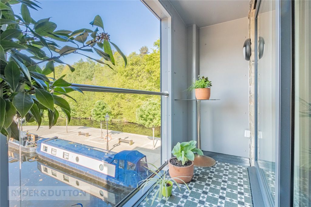 Property photo 2 of 20 Balcony