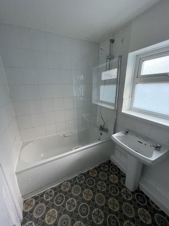 Property photo 3 of 12 Bright And Clean Bathroom Suite Featuring A Modern...