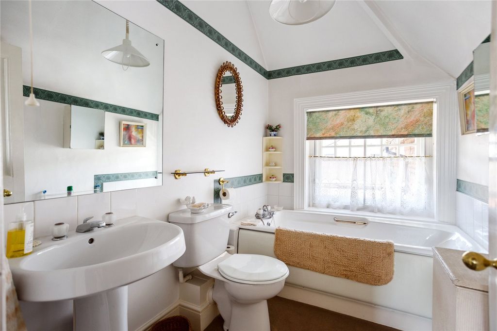 Additional image 10 of 3 bed flat for saleSwan House, Saddlers Row, Petworth, West Sussex GU28