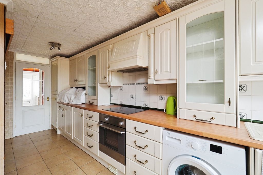 Property photo 2 of 16 Fitted Kitchen