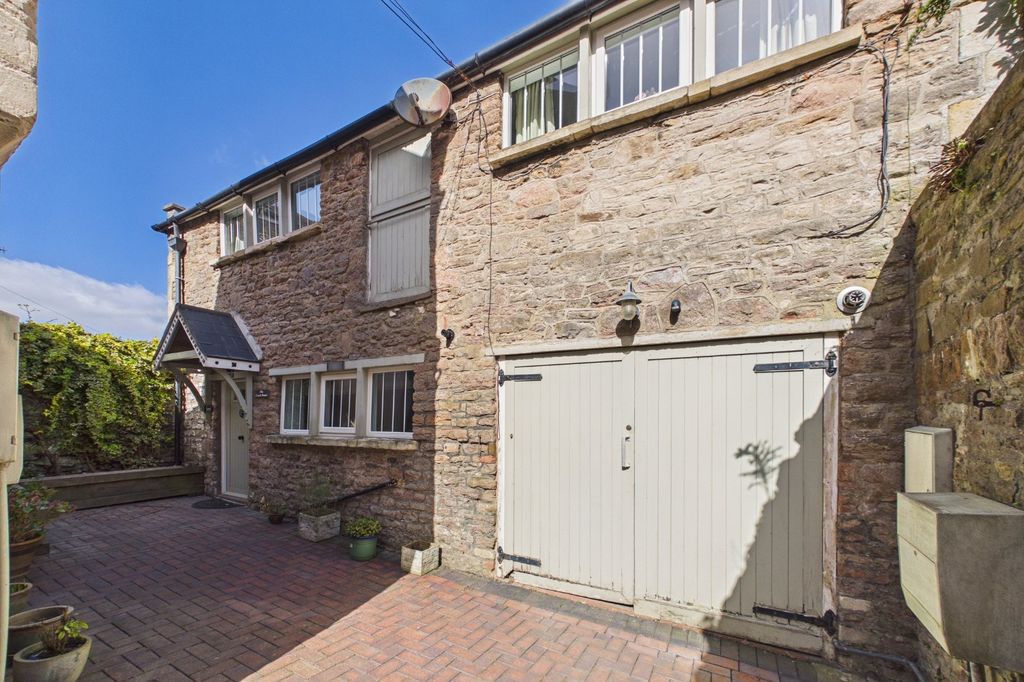 Property photo 2 of 17 Coach House