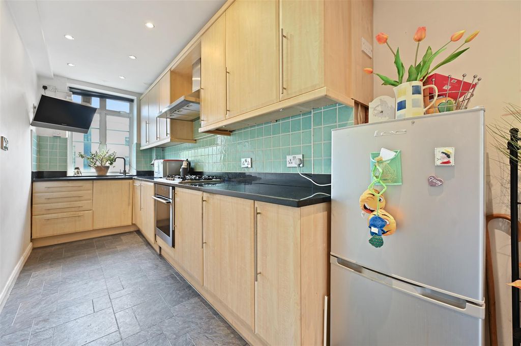 Property photo 2 of 8 Latymer Court