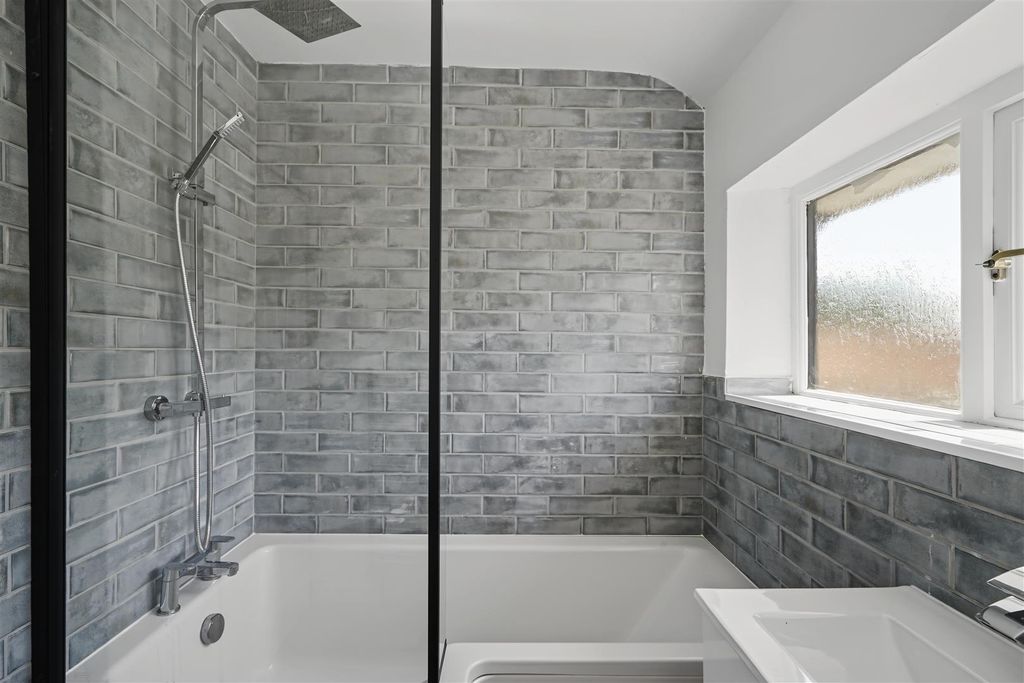 Property photo 3 of 18 Bathroom