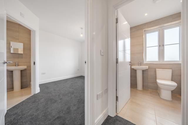 Property photo 3 of 20 Entrance Hall