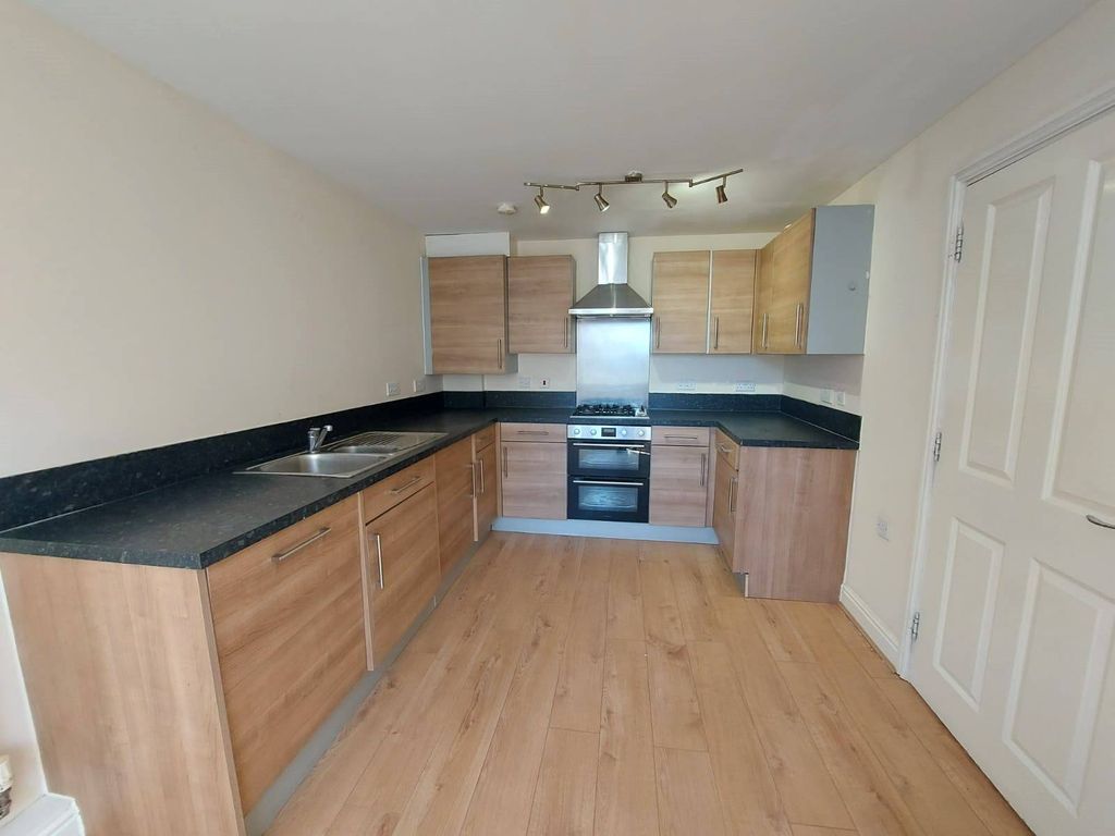 Property photo 1 of 10 Four Bedroom Terraced House