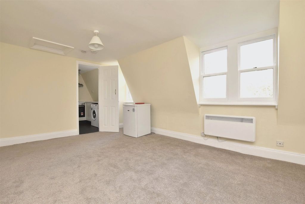 Property photo 3 of 10 Studio