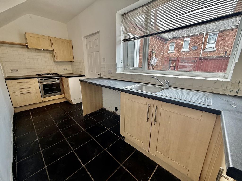 Property photo 3 of 10 Kitchen