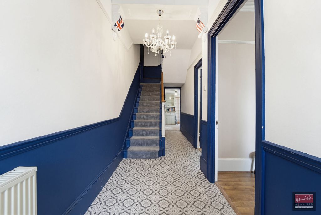 Property photo 3 of 15 Stanwell Road Entrance Hall