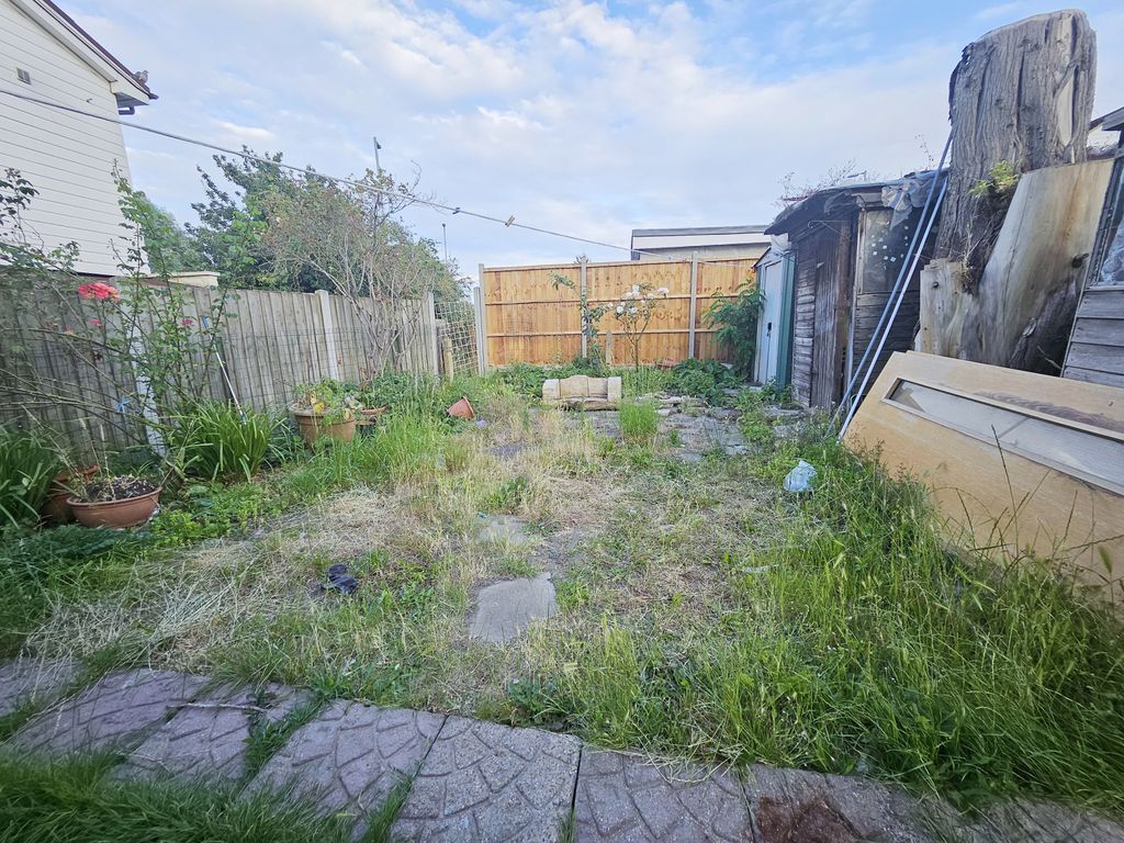 Property photo 1 of 15 3 Bedroom Mid Terrace House