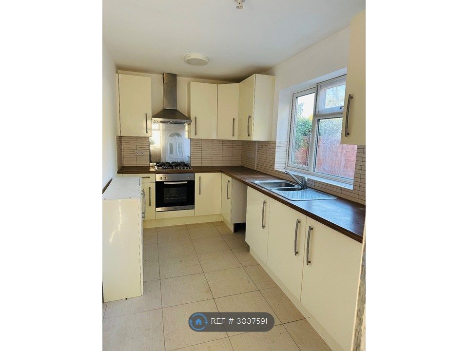 Property photo 3 of 11 Kitchen