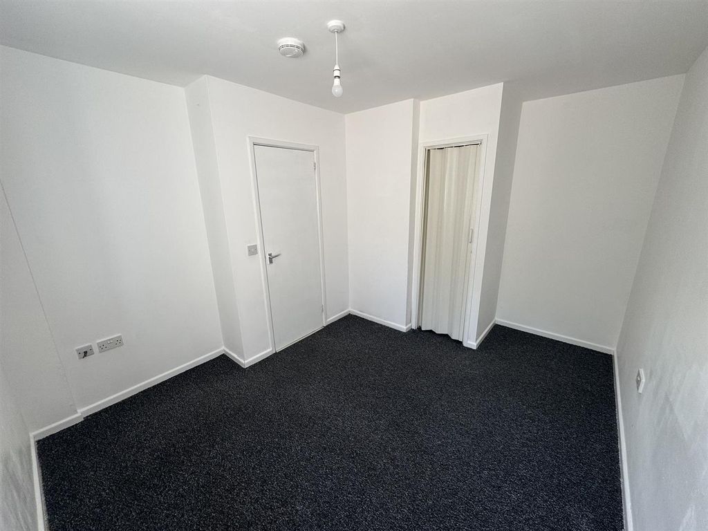Property photo 2 of 8 Bedroom (2/2)