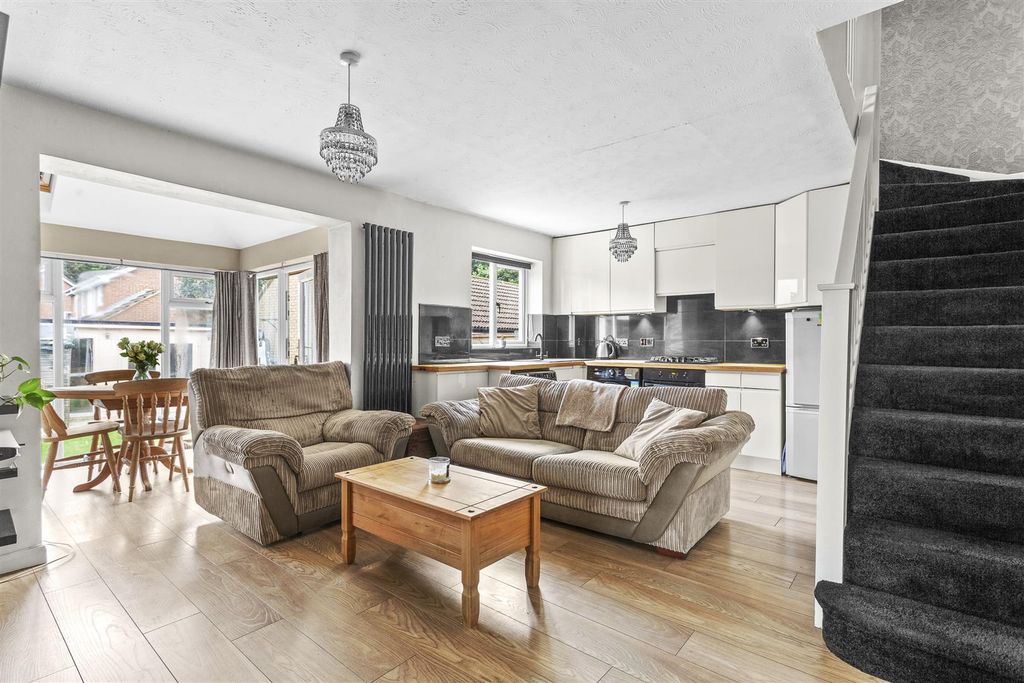 Property photo 3 of 17 66 Lansdowne Way, Hp11 1Tn-4.Jpg