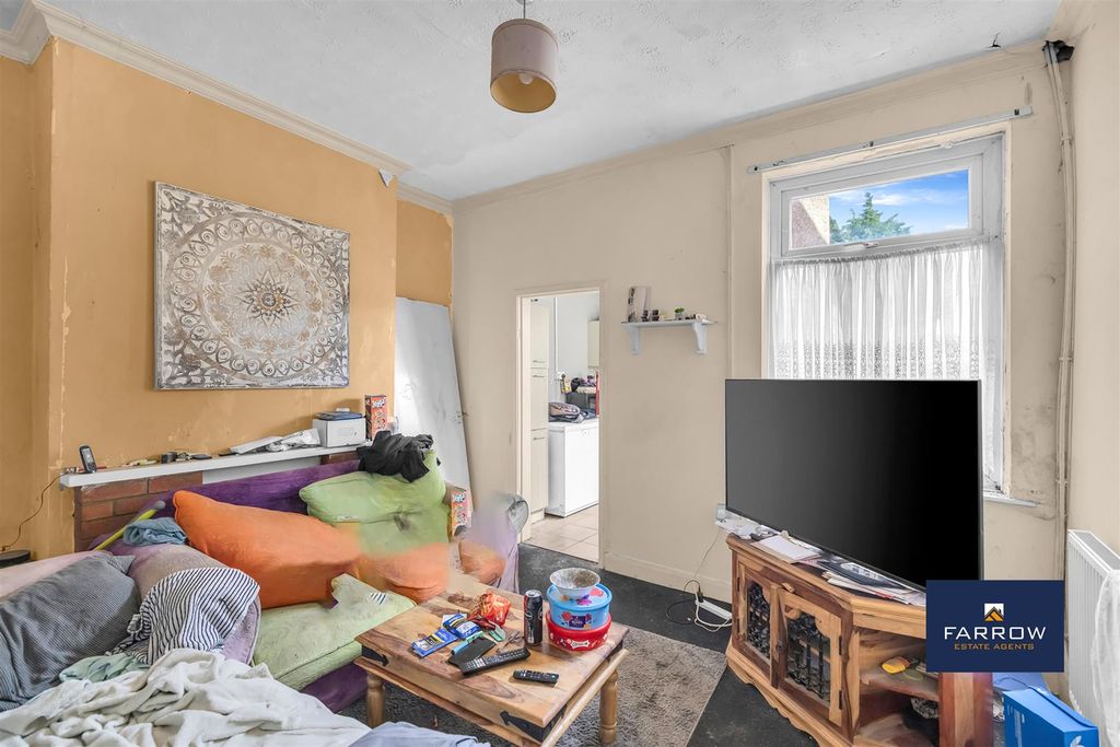 Property photo 3 of 18 Living Room