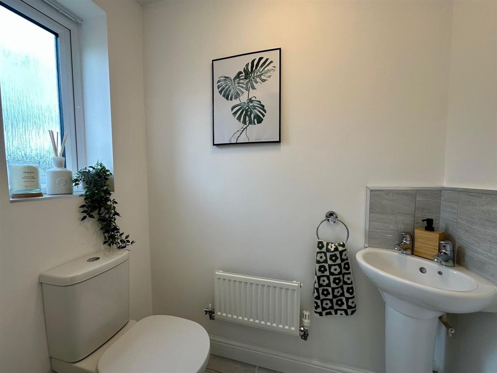 Property photo 3 of 20 Cloakroom