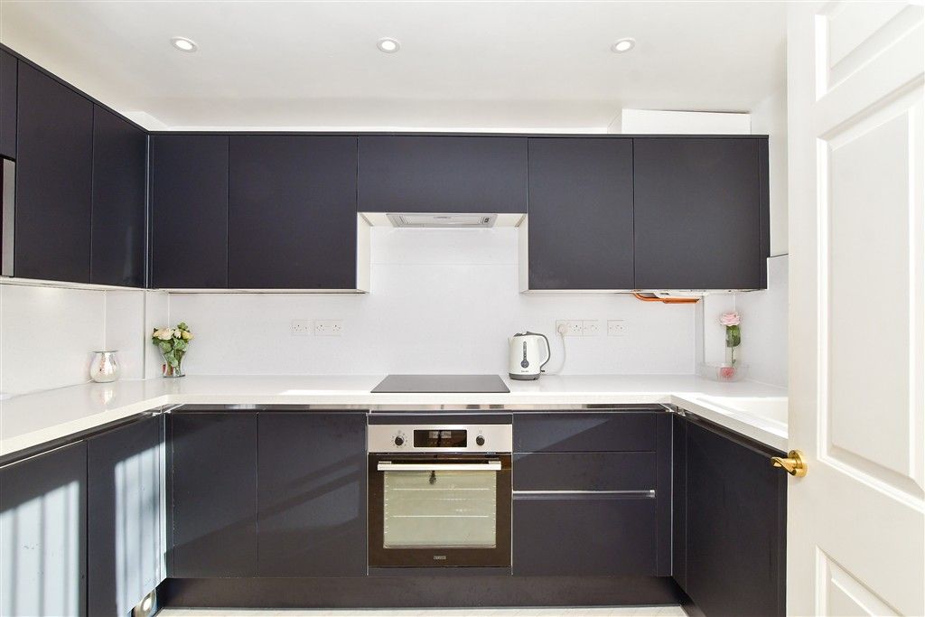Property photo 2 of 11 Kitchen