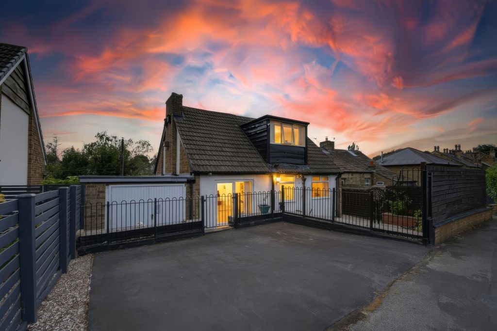 Property photo 2 of 31 Twilight Front