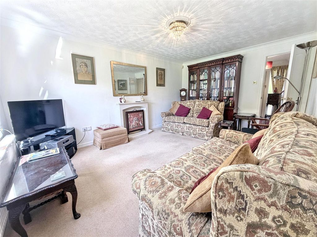 Property photo 2 of 17 Lounge