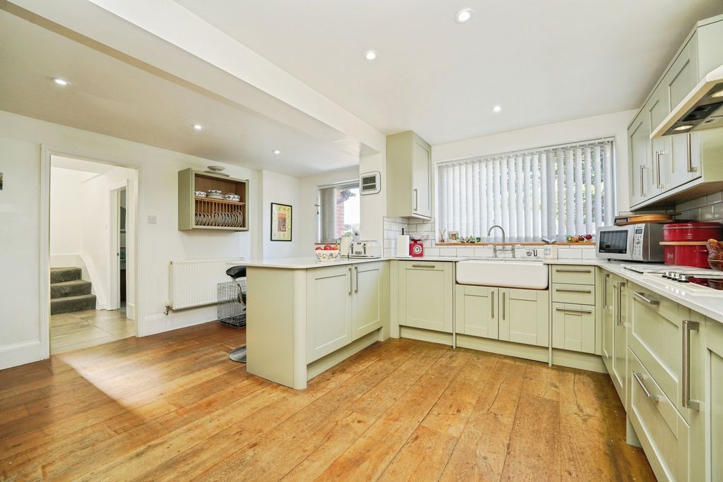 Property photo 2 of 17 Kitchen