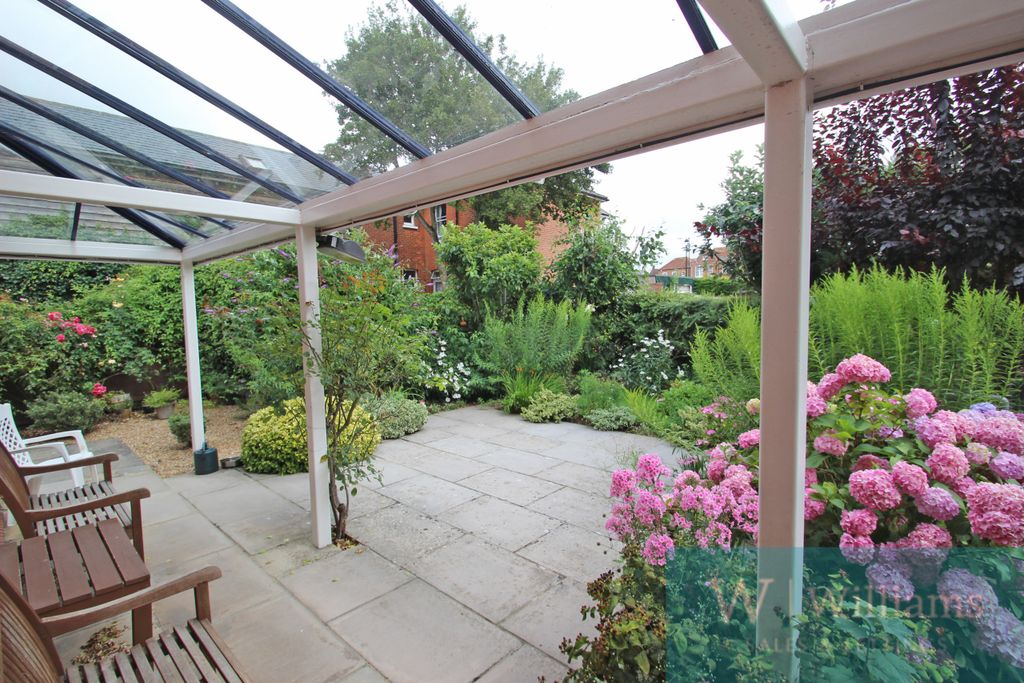 Property photo 2 of 10 Gardens