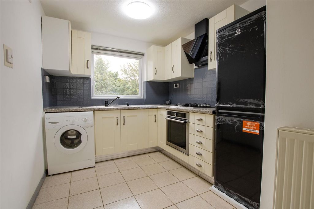 Property photo 3 of 8 Kitchen