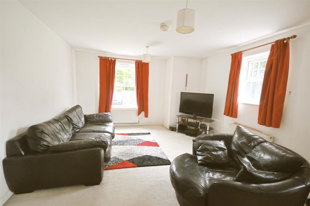 Property photo 2 of 10 Living Room