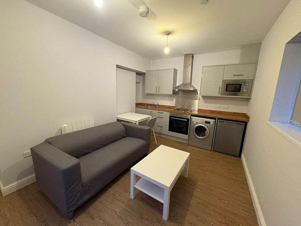 Property photo 2 of 6 Lounge 19A