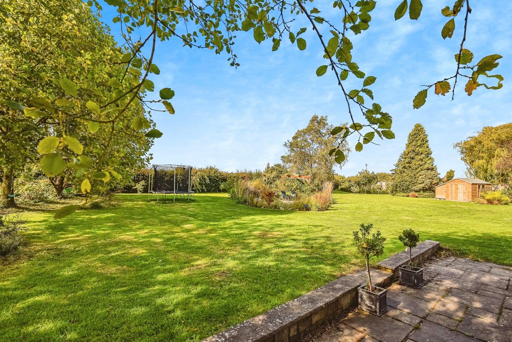 Property photo 2 of 27