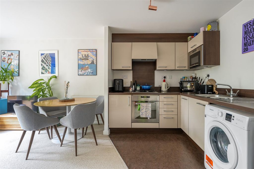 Property photo 2 of 14 Hawker Place, E17