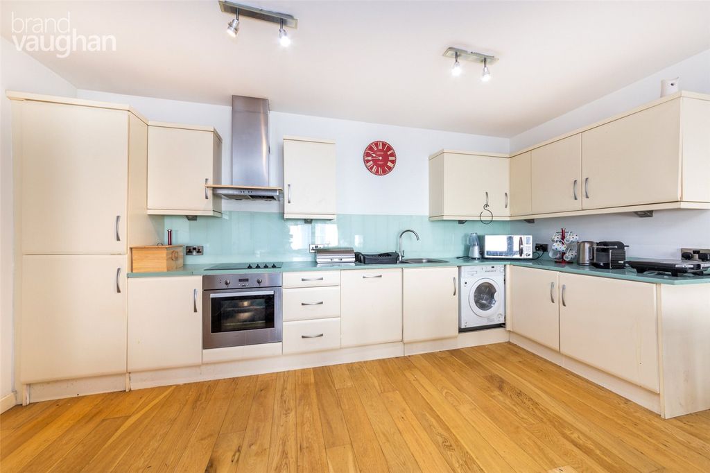 Property photo 2 of 7 Kitchen