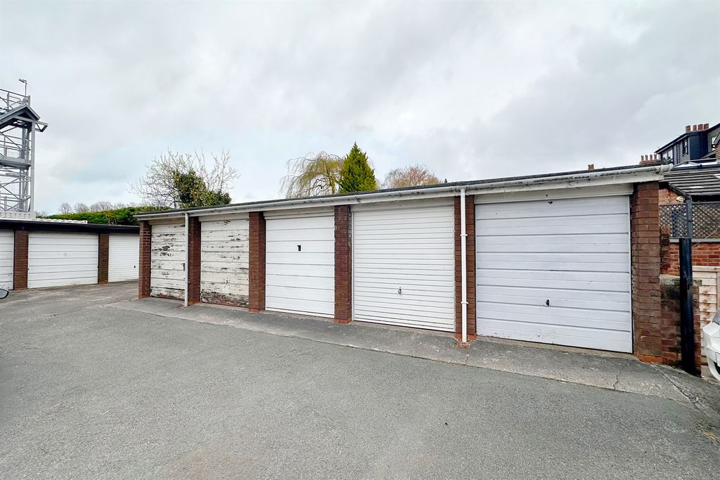 Property photo 3 of 3 Garage 5