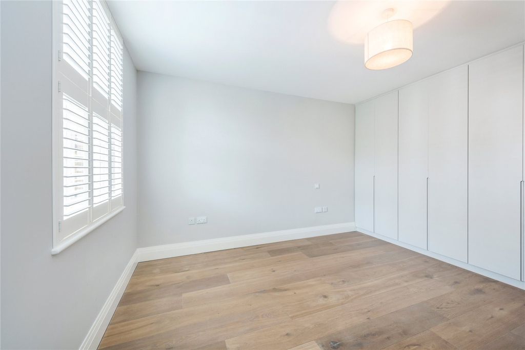 Property photo 3 of 18 Bedroom