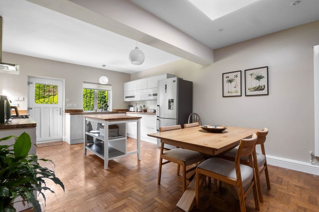 Property photo 2 of 32