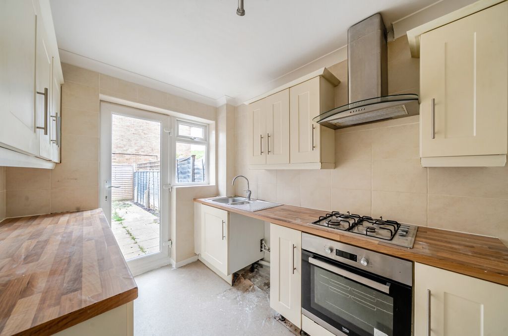 Property photo 3 of 16 1510147-10-1A0142...