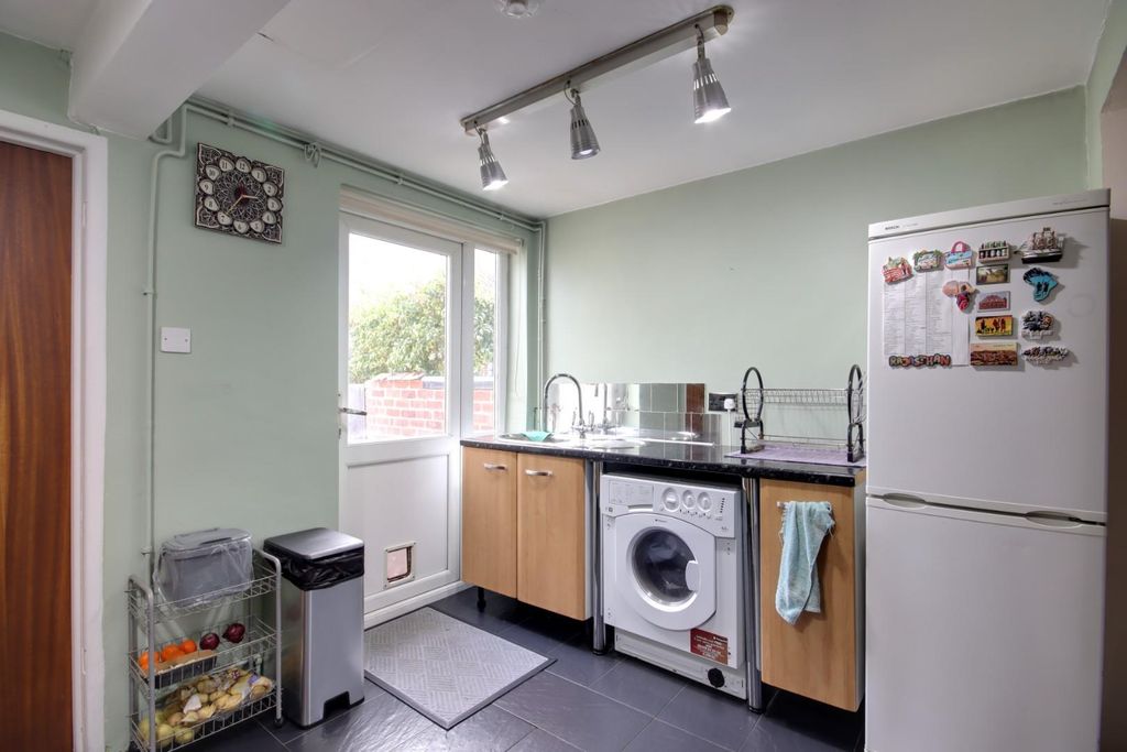 Property photo 3 of 12 Kitchen