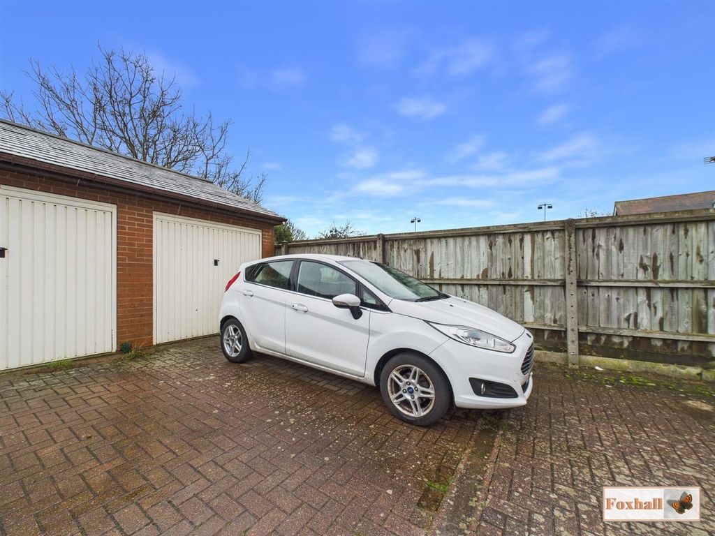 Property photo 3 of 12 Garage & Parking