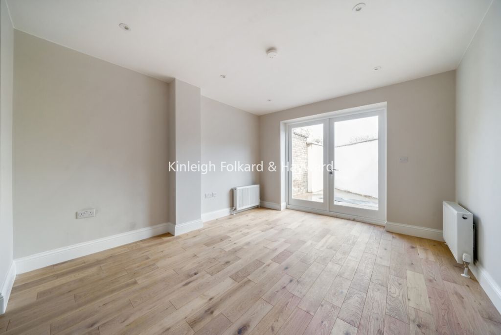 Property photo 1 of 10 Living Room