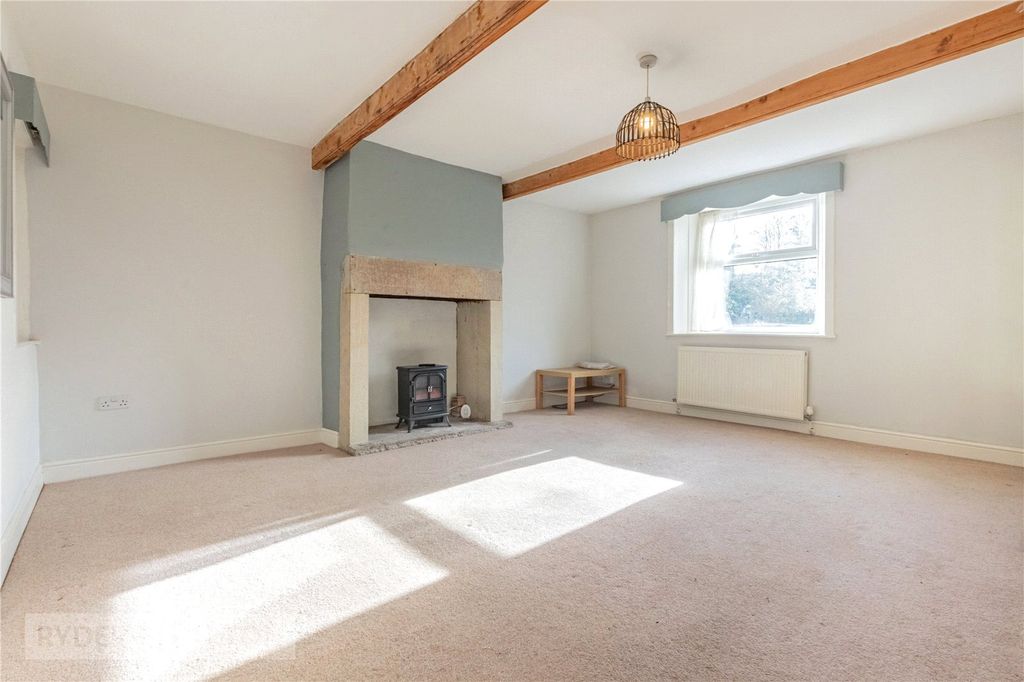 Property photo 2 of 18 Lounge