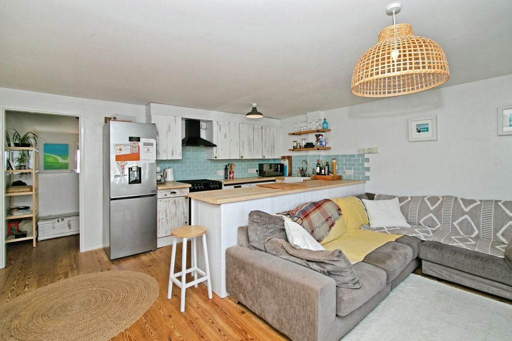 Property photo 2 of 18 Living Room/Kitchen