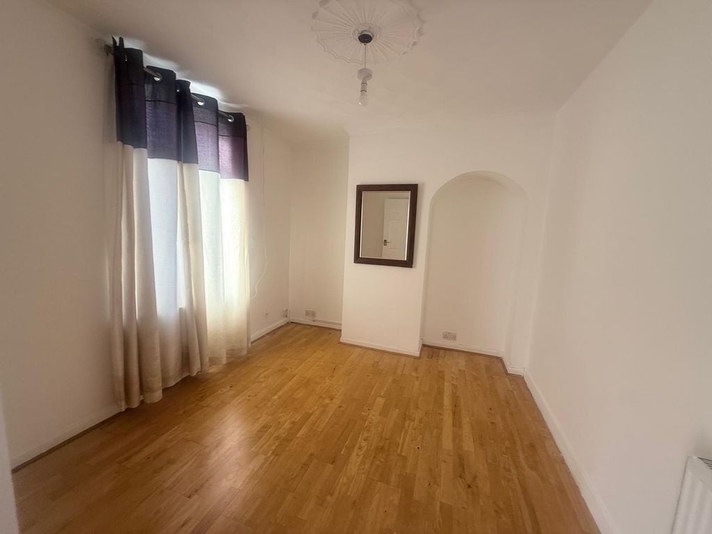 Property photo 1 of 9 Terraced To Rent Bowes Road, Dagenham Rm8