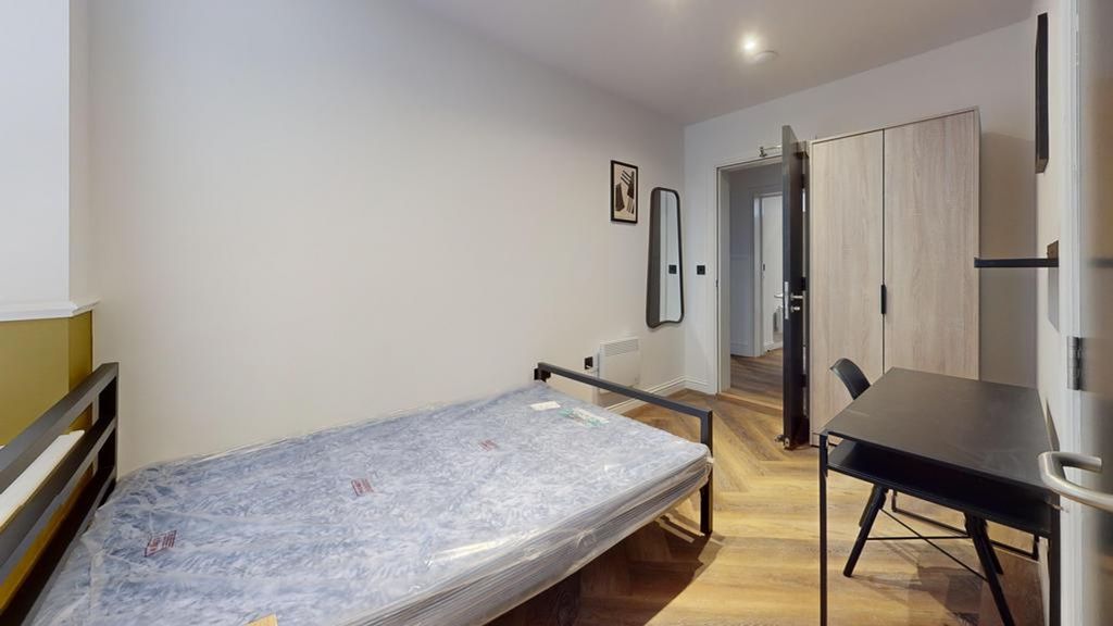 Property photo 3 of 22 A Cozy Double Bedroom Featuring Modern Decor And A...