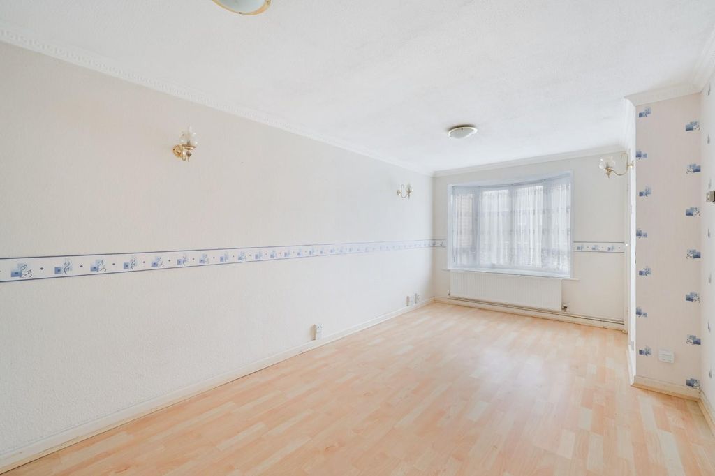 Property photo 2 of 13 Headley Grove