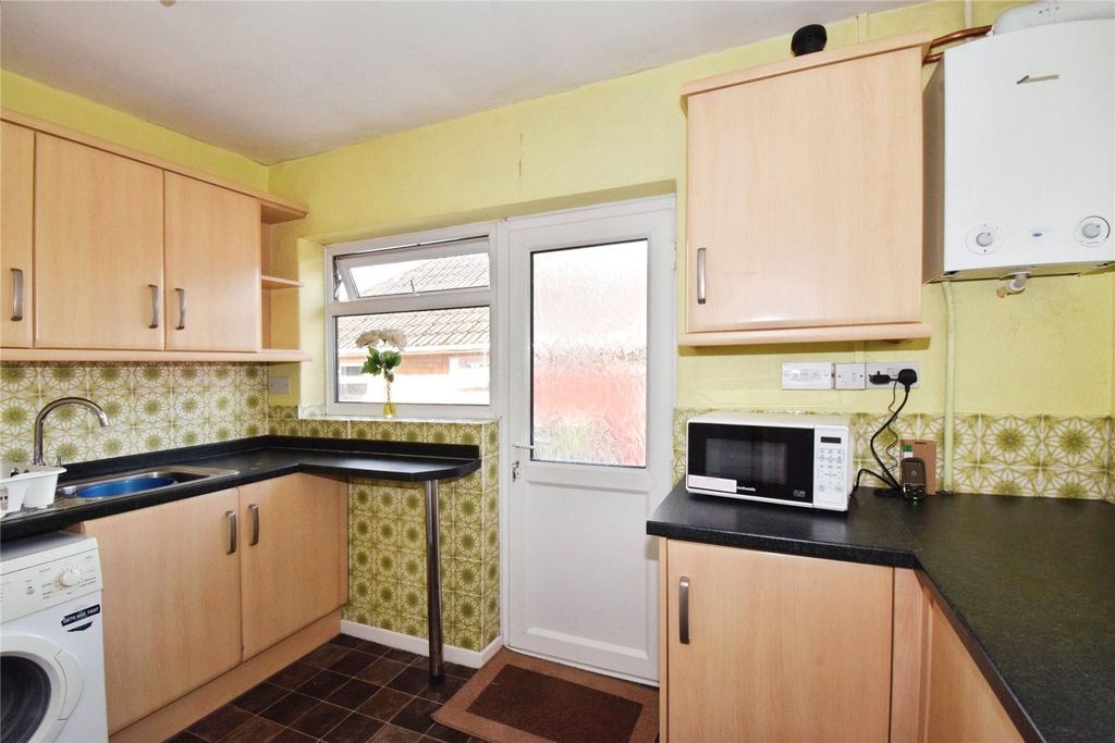 Property photo 3 of 20 Kitchen