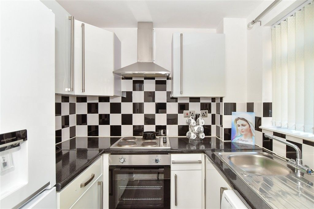 Property photo 3 of 7 Kitchen