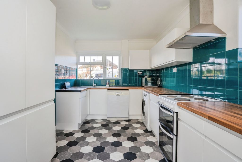 Property photo 3 of 18 Kitchen