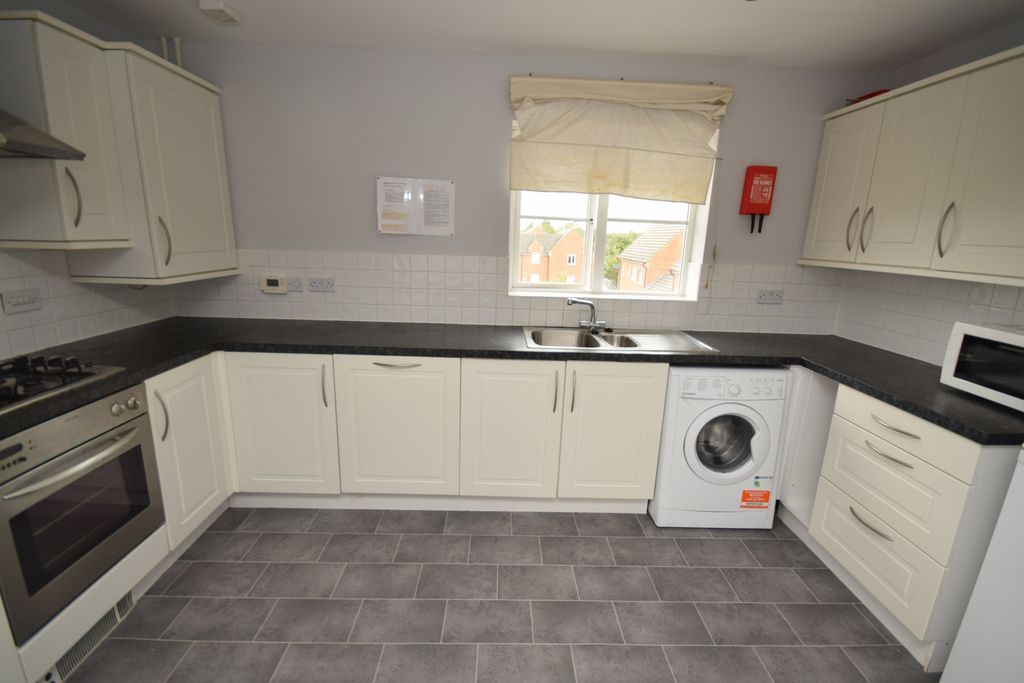 Property photo 2 of 10 Kitchen