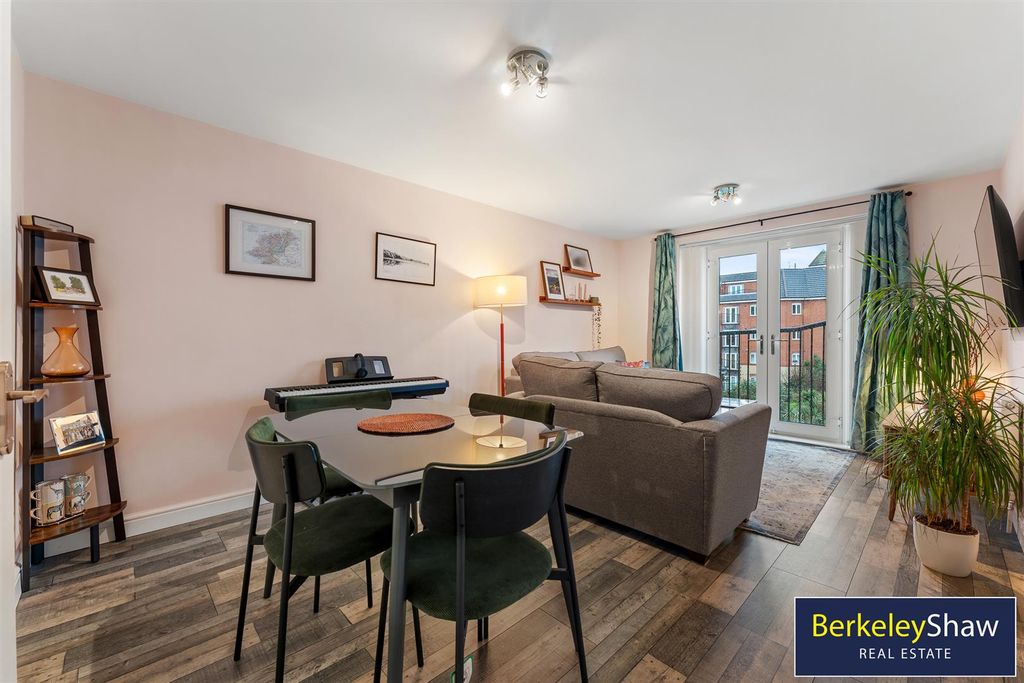 Property photo 3 of 16 Living Room