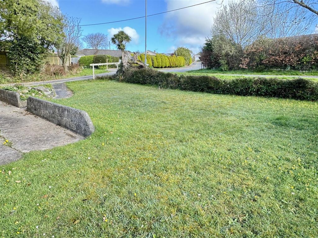 Property photo 2 of 23 Front Garden